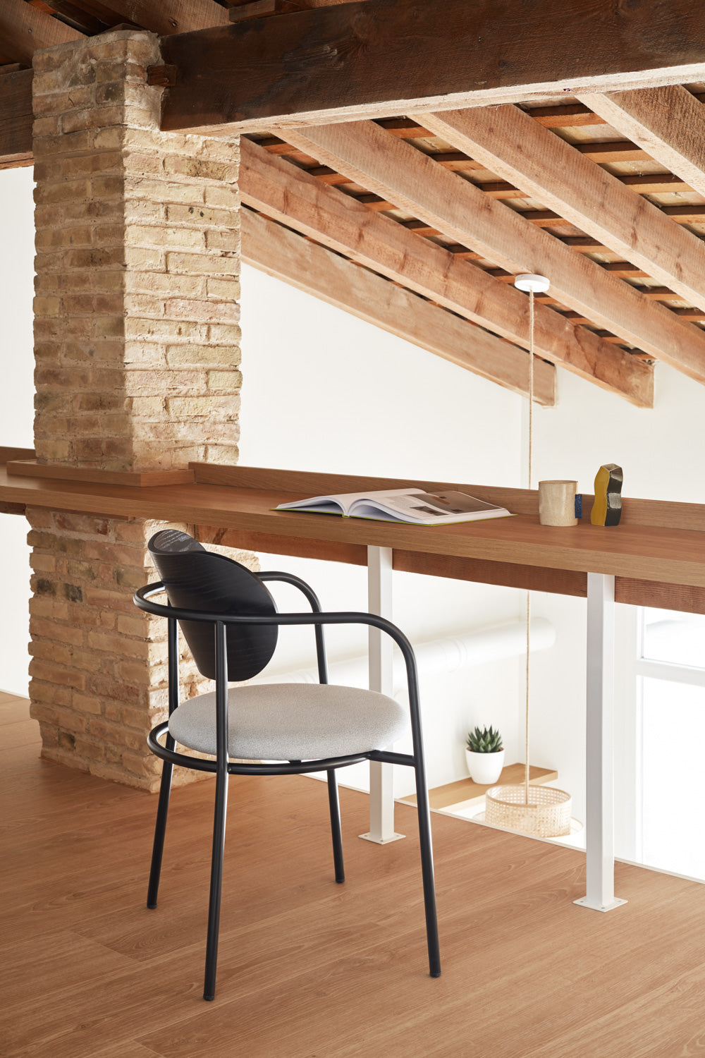 Sedia in legno e metallo nero con cuscino Eclipse di Teulat 55x50 h47 cm