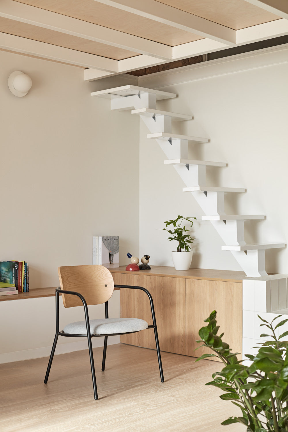 Sedia bassa in legno con struttura in metallo e cuscino Eclipse di Teulat 60x62 cm h36