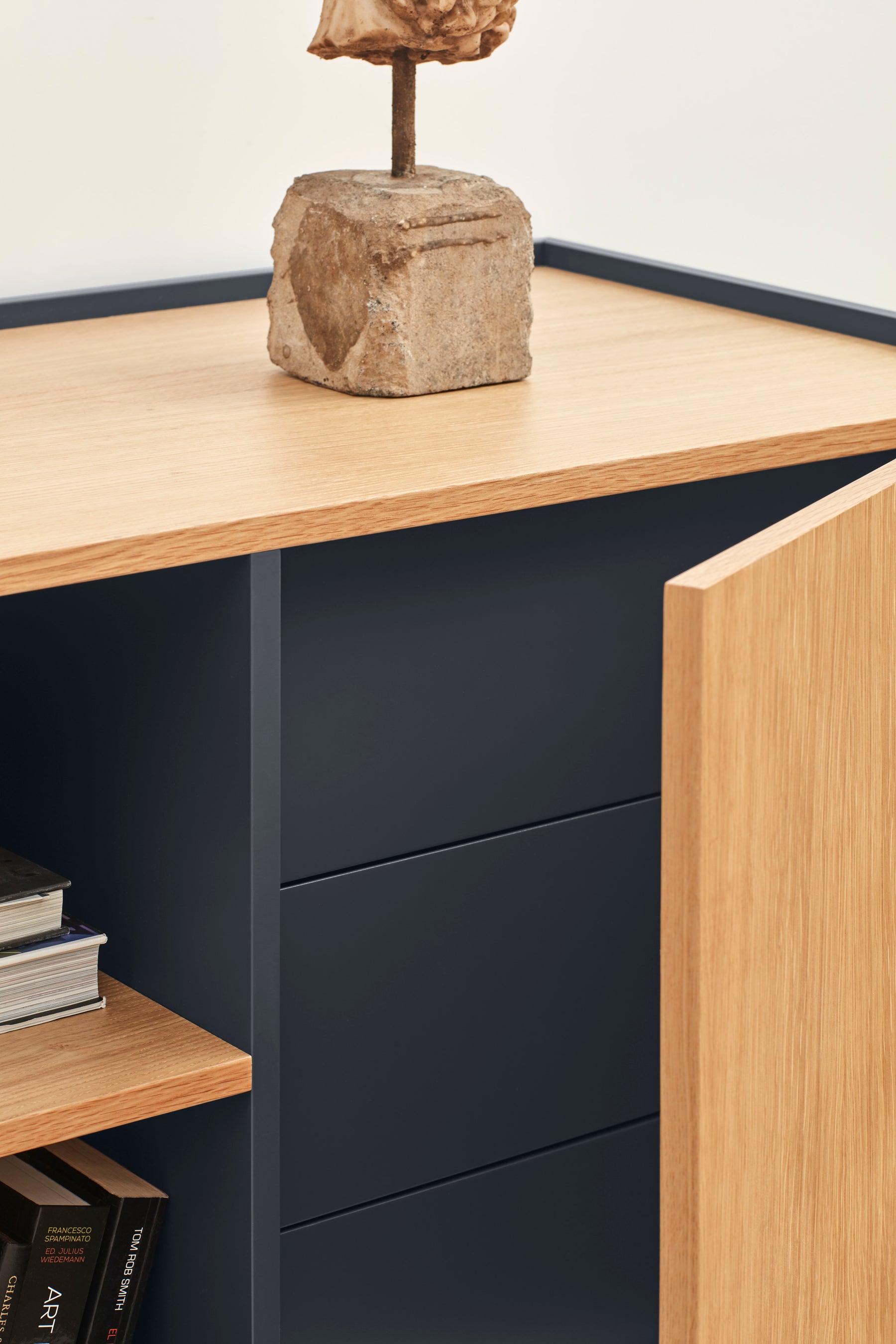 Madia 2 ante 3 cassetti legno rovere e grigio antracite Otto 135x78 cm