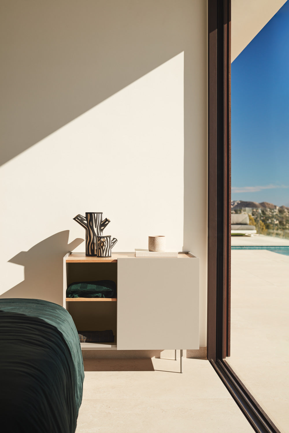 Cassettiera tre cassetti con anta legno rovere e cashmere Otto di Teulat 88x78 cm