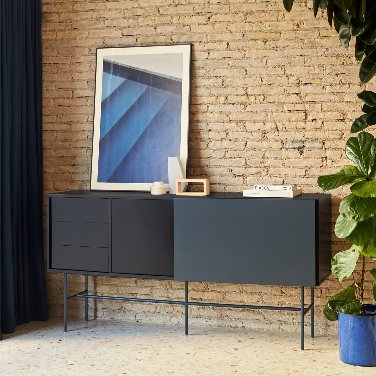 Madia tre cassetti anta scorrevole laccata nero e grigio antracite con piede in ferro Nube di Teulat 180x45cm