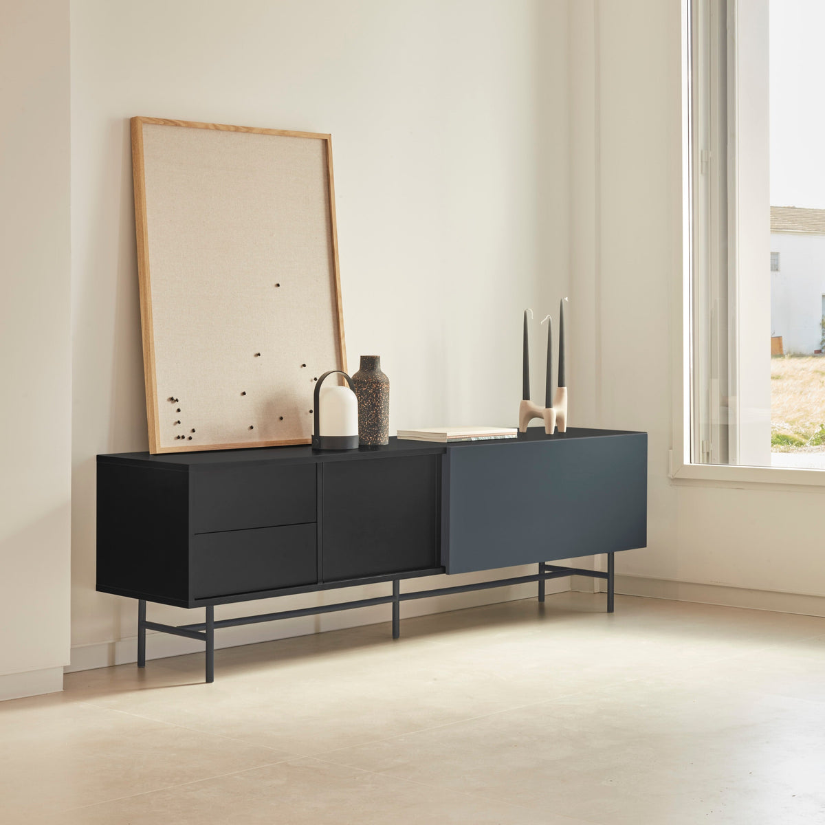 Mobile TV 2 ante e 2 cassetti laccato nero e grigio antracite con piede in ferro Nube di Teulat 180x56 cm