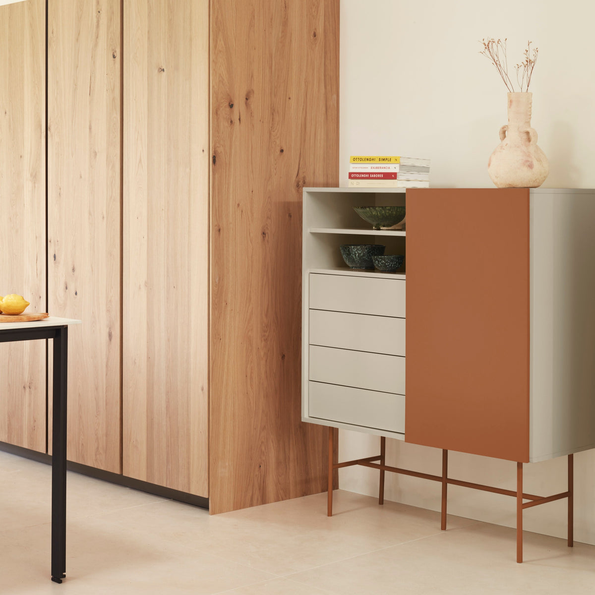 Credenza 4 cassetti con anta scorrevole e ripiani a vista sabbia e terracotta Nube di Teulat 120x140