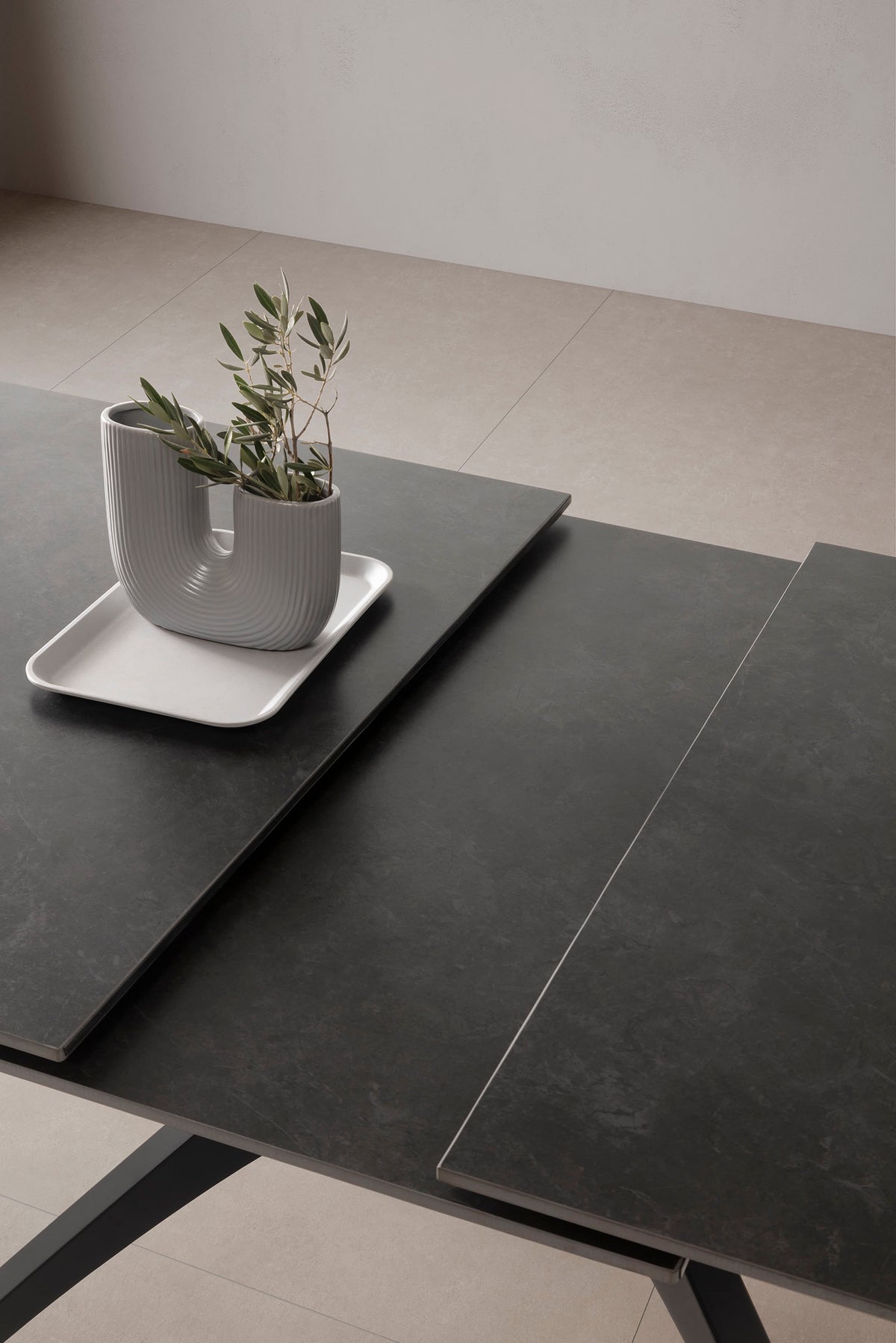 Tavolo allungabile da 4/8 persone in pietra nero Becca 150/200x76 cm