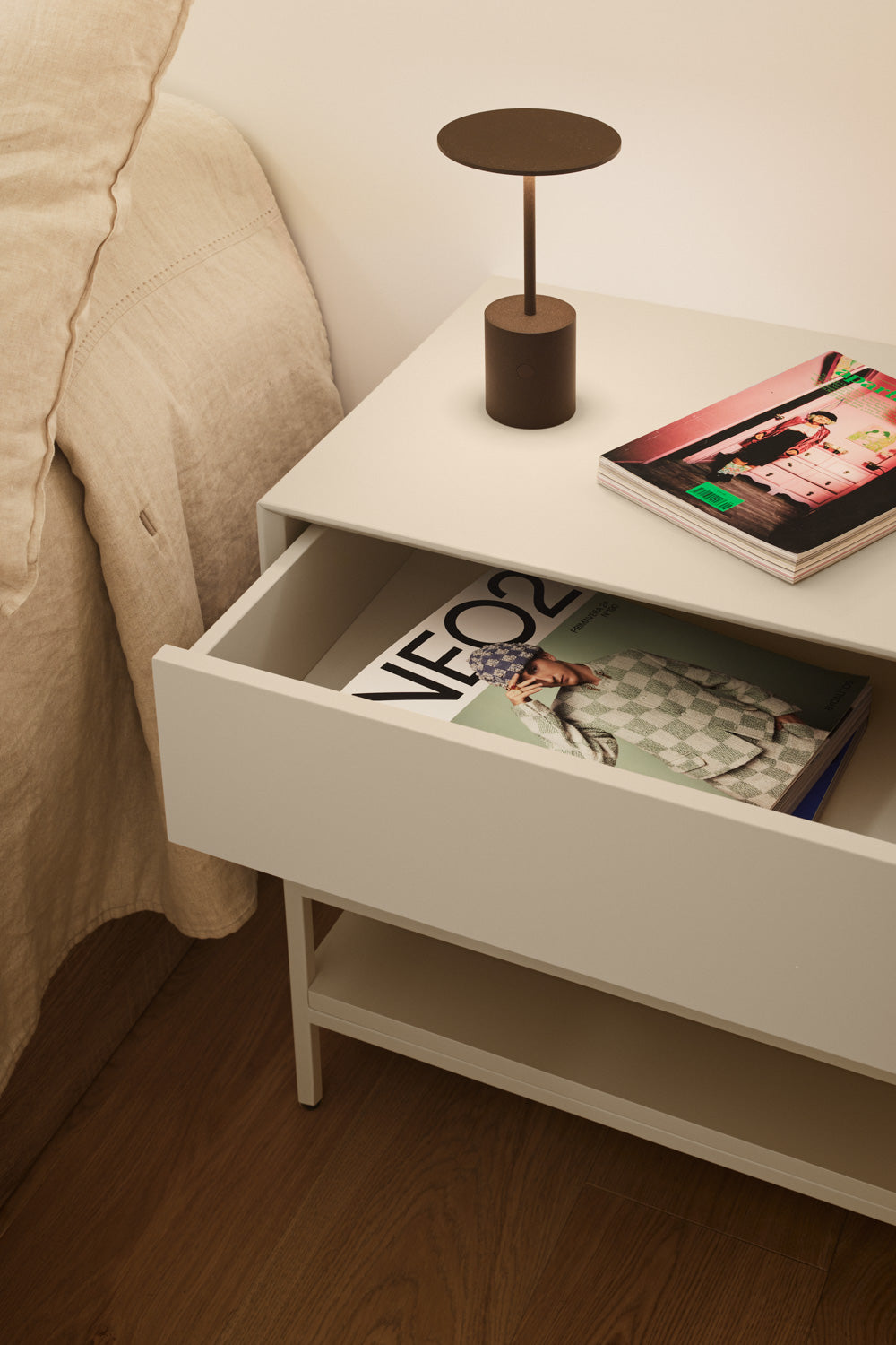 Comodino 2 cassetti con gambe in metallo Platt 55x55 cm