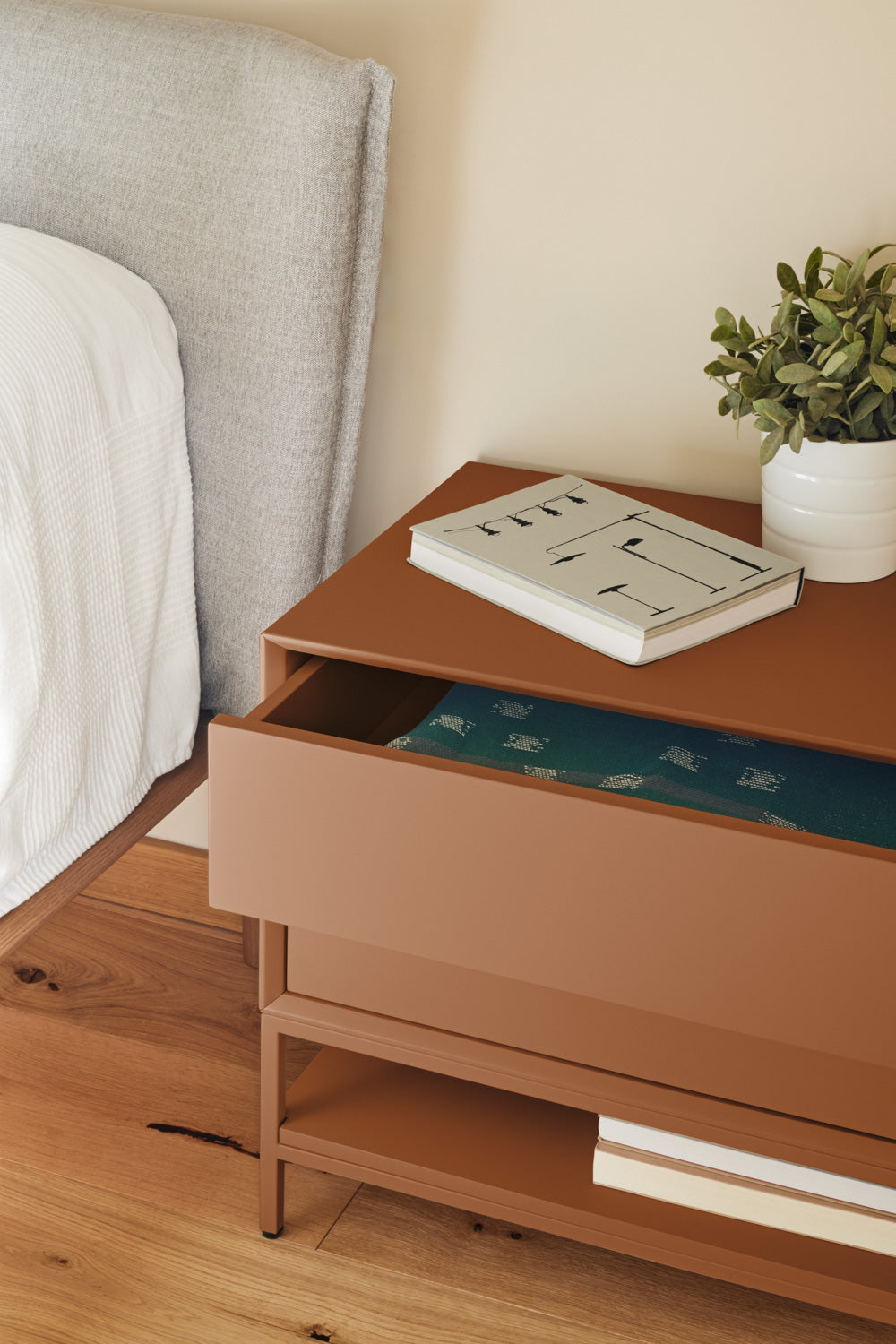Comodino 2 cassetti con gambe in metallo Platt 55x55 cm