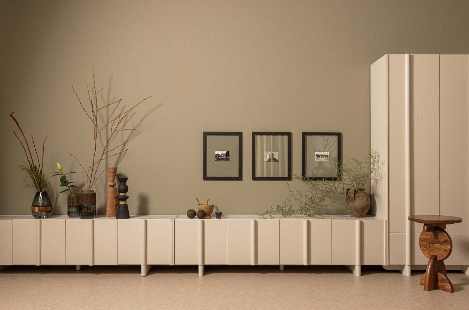 Credenza 2 ante 1 cassetto in legno di pino Basu 210x101 cm