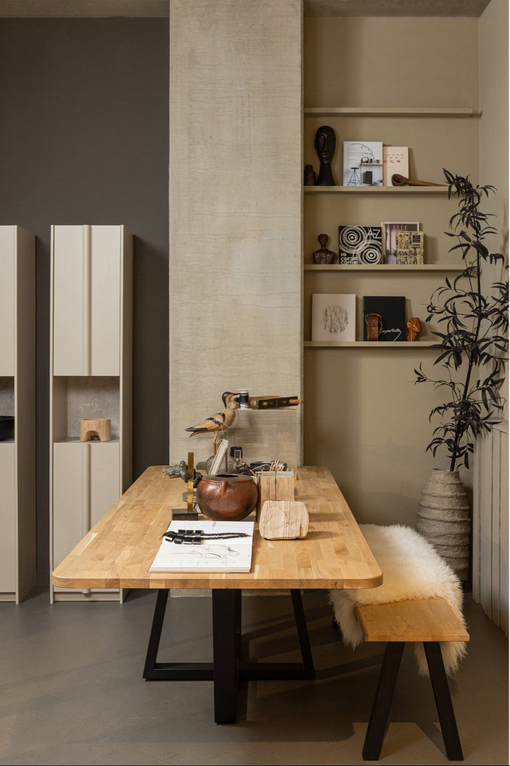 Armadio in polvere di pino con decorazione cemento Basu 210x40 cm