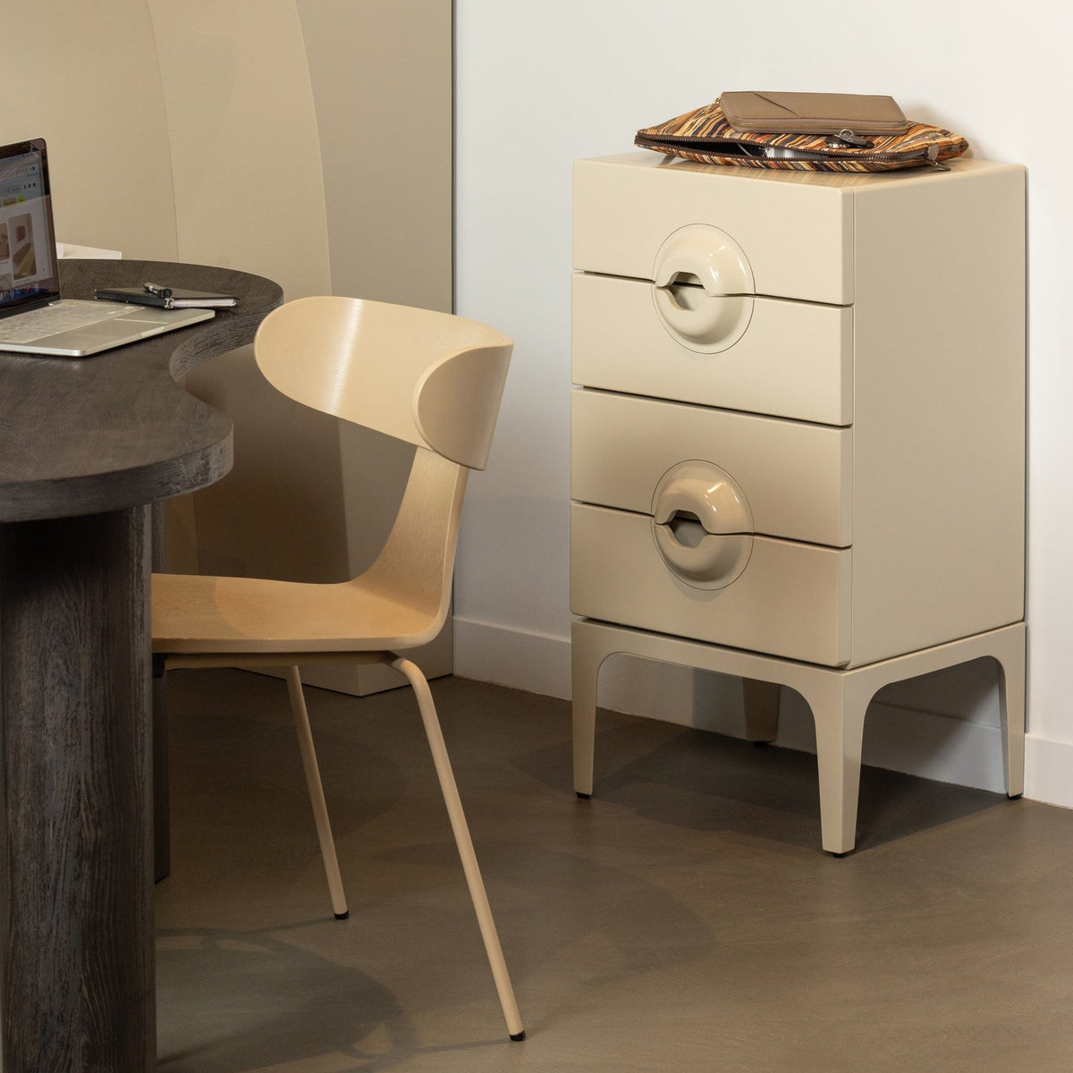 Cassettiera 4 cassetti in legno di eucalipto Merge 89x44 cm