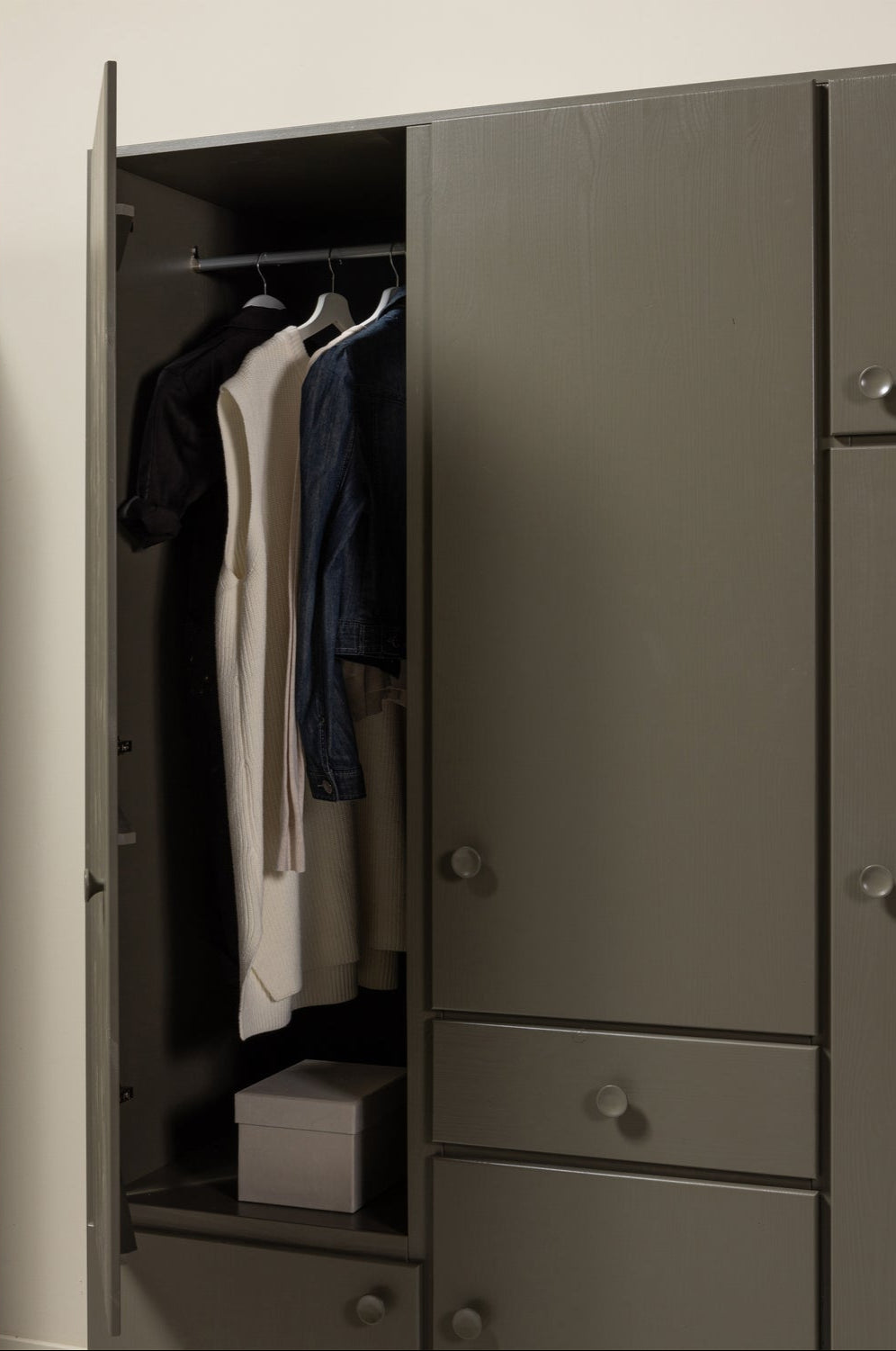 Armadio/cappottiera 6 ante 1 cassetto in pino verde Alfie 210x160cm