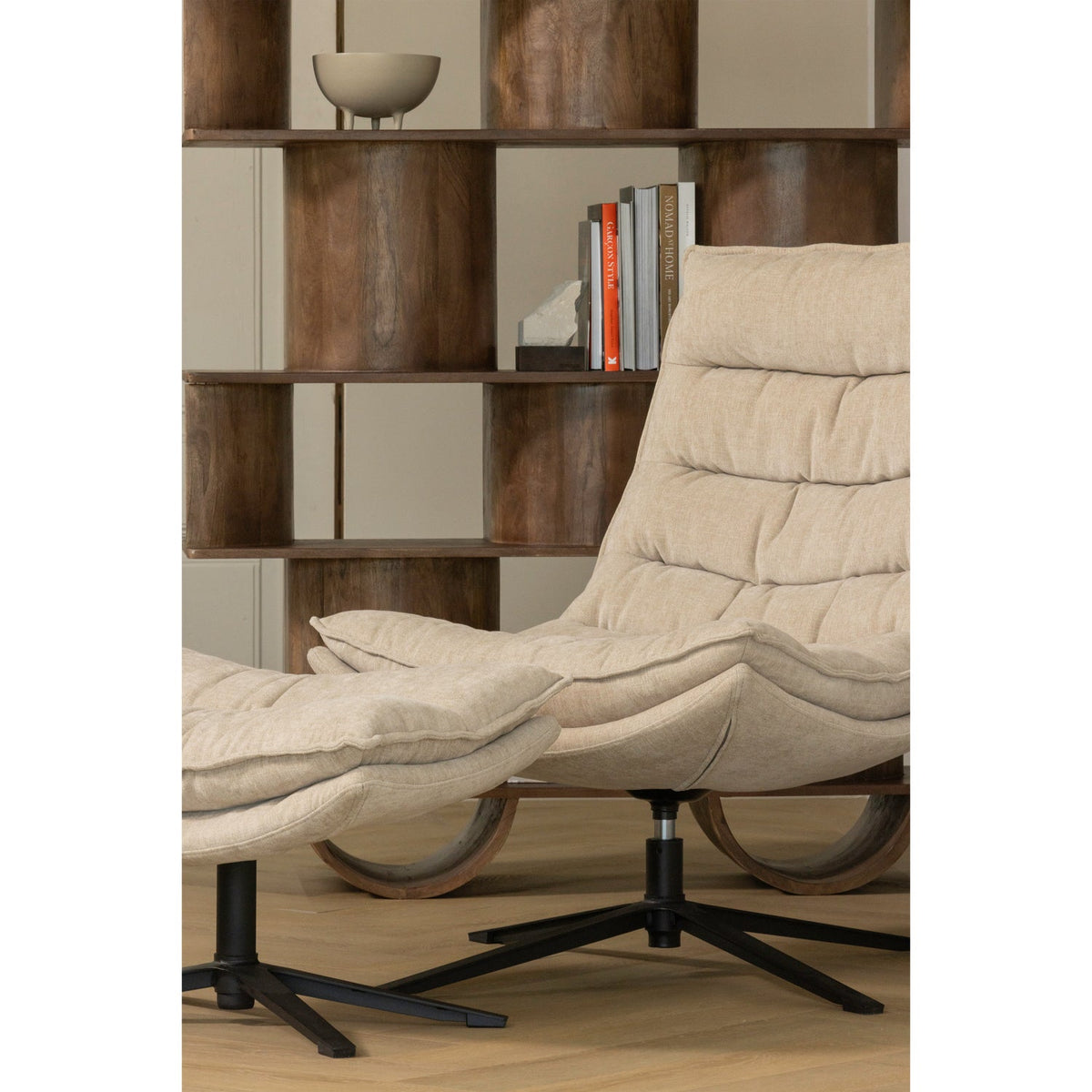 Poltrona girevole con poggiapiedi in tessuto Kube 100x74 cm