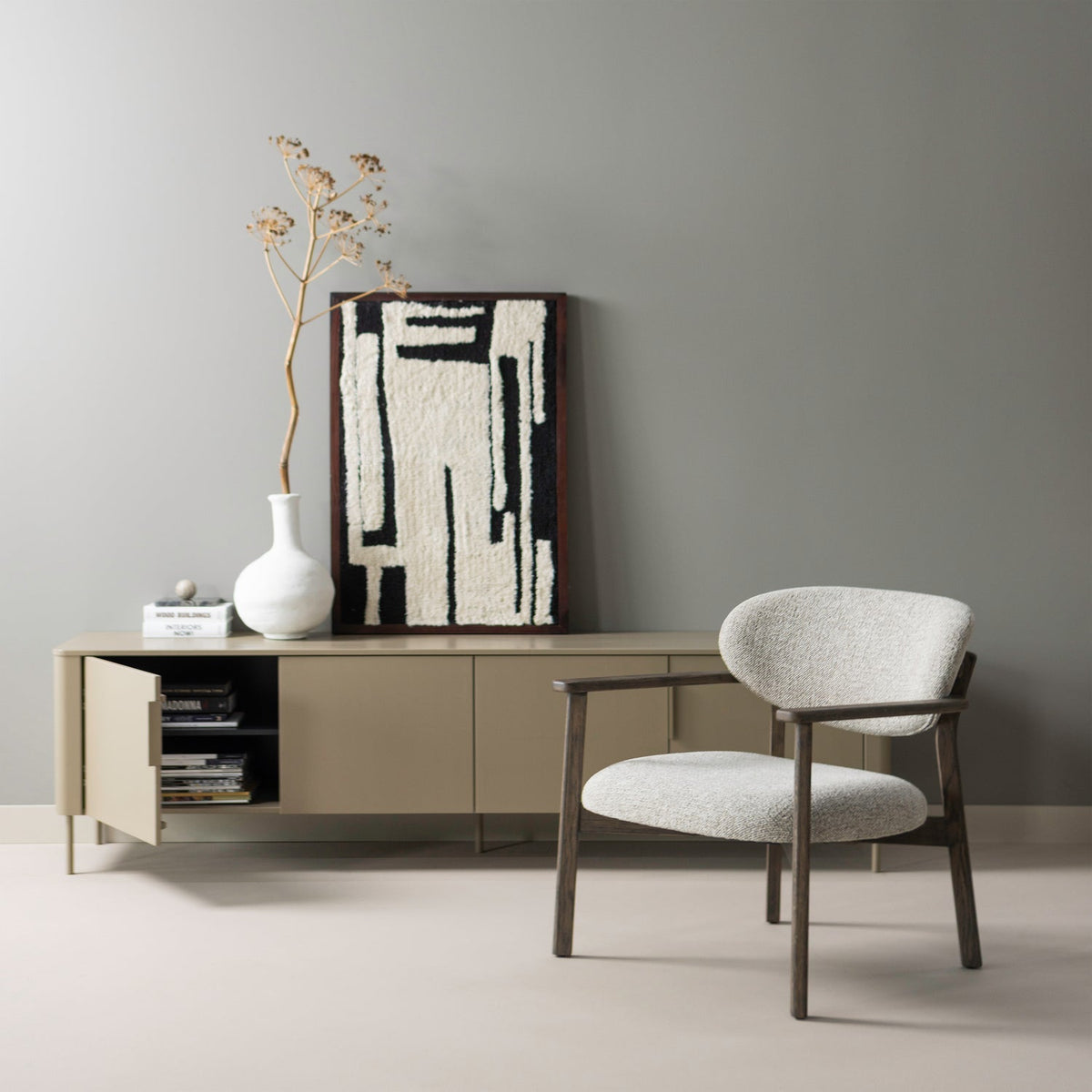 Poltrona in tessuto con braccioli Udar 68x76 cm