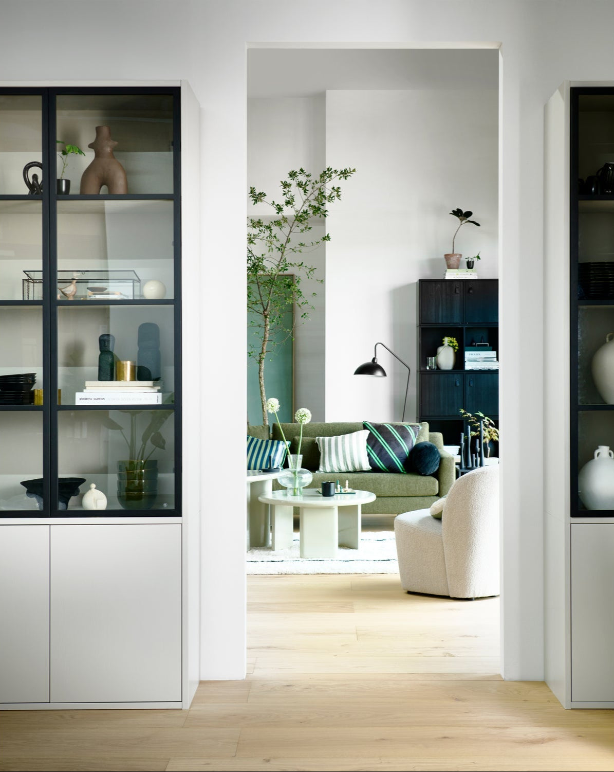 Vetrina 4 ante in legno di pino grigio seta Basic 230x101 cm