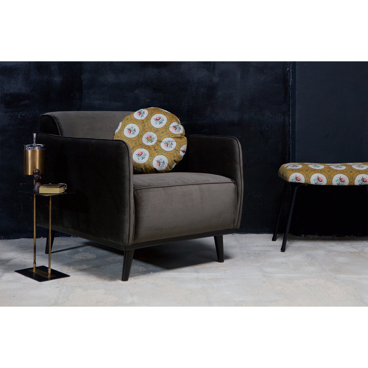 Poltrona in velluto con braccioli Statement 72x77 cm