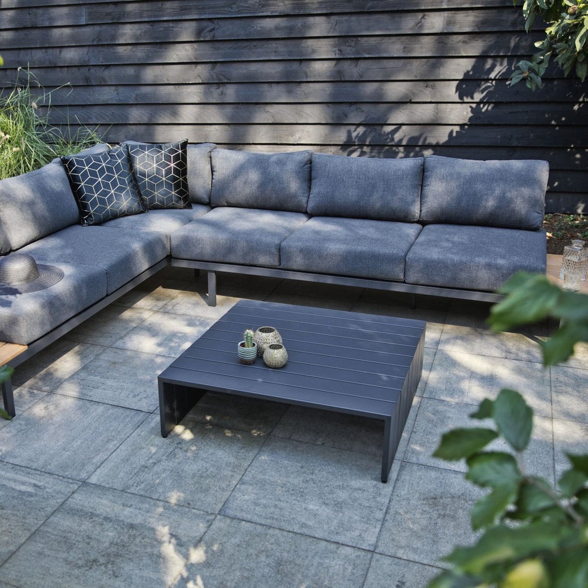 Divano angolare da esterno con tavolino abbinato Vida 295x75 cm