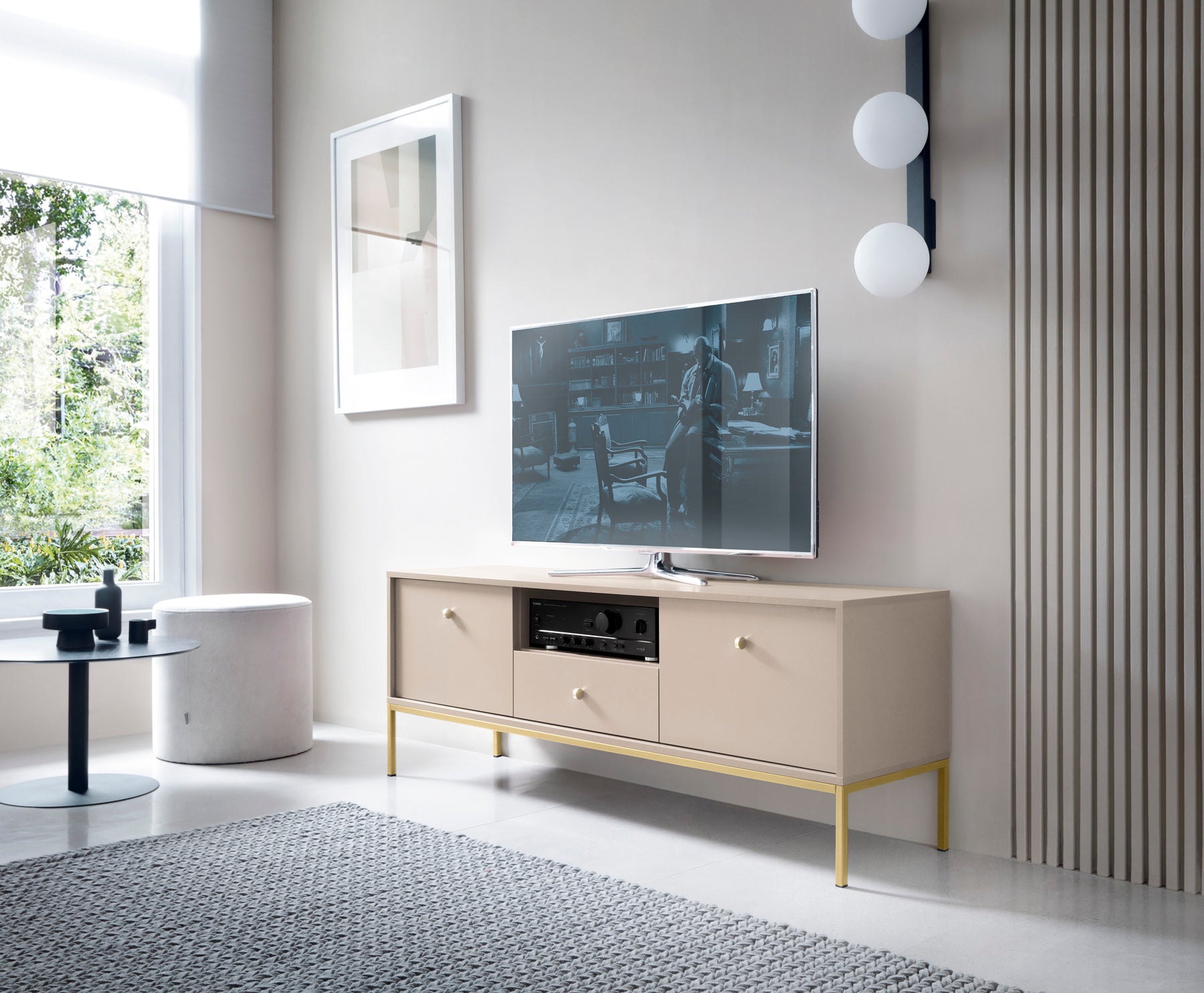 Mobile TV con piedi in metallo 2 ante e 1 cassetto in legno laminato Canterno 154x56 cm
