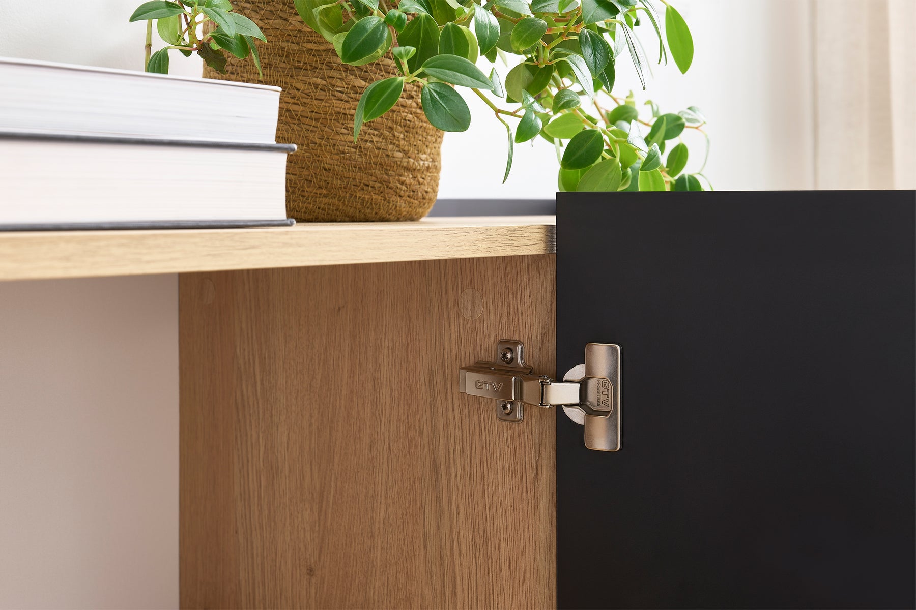 Credenza 2 ante 2 cassetti con piede in metallo Mars 120x140 cm