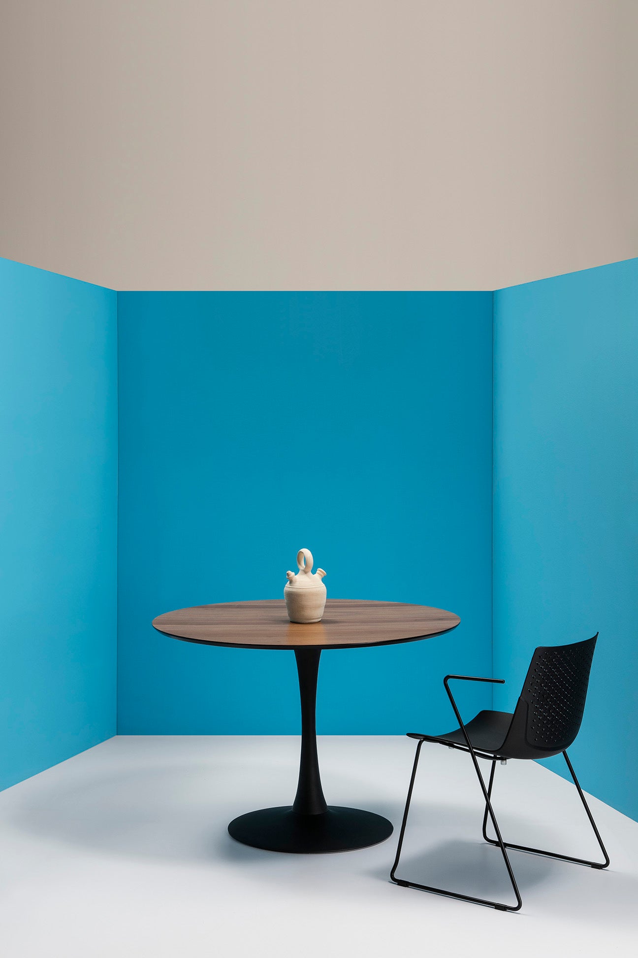 Tavolo nero con piano top noce - Teiro Ø 110