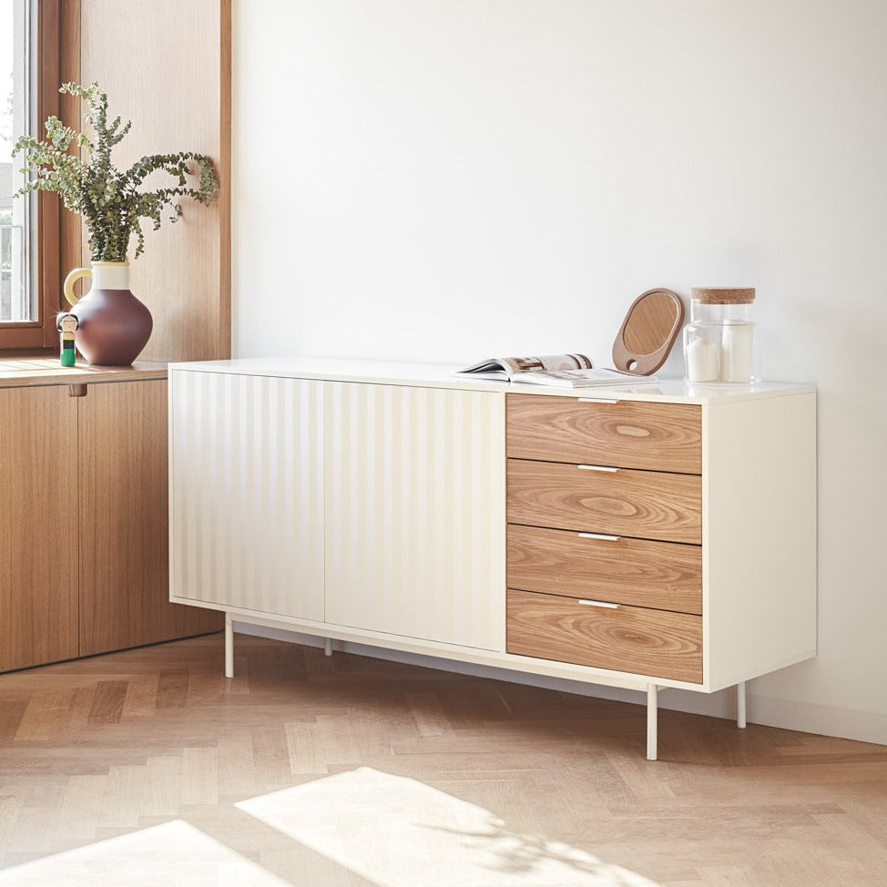 Madia bianca e rovere chiaro 4 cassetti 2 ante Sierra di Teulat 160x47 cm