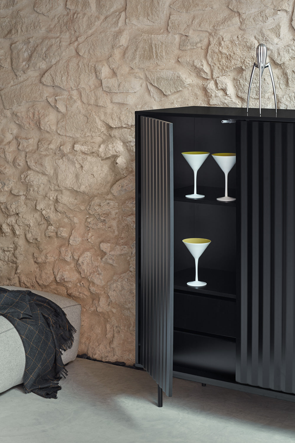 Credenza moderna nera 2 ante Sierra di Teulat 97x130 cm