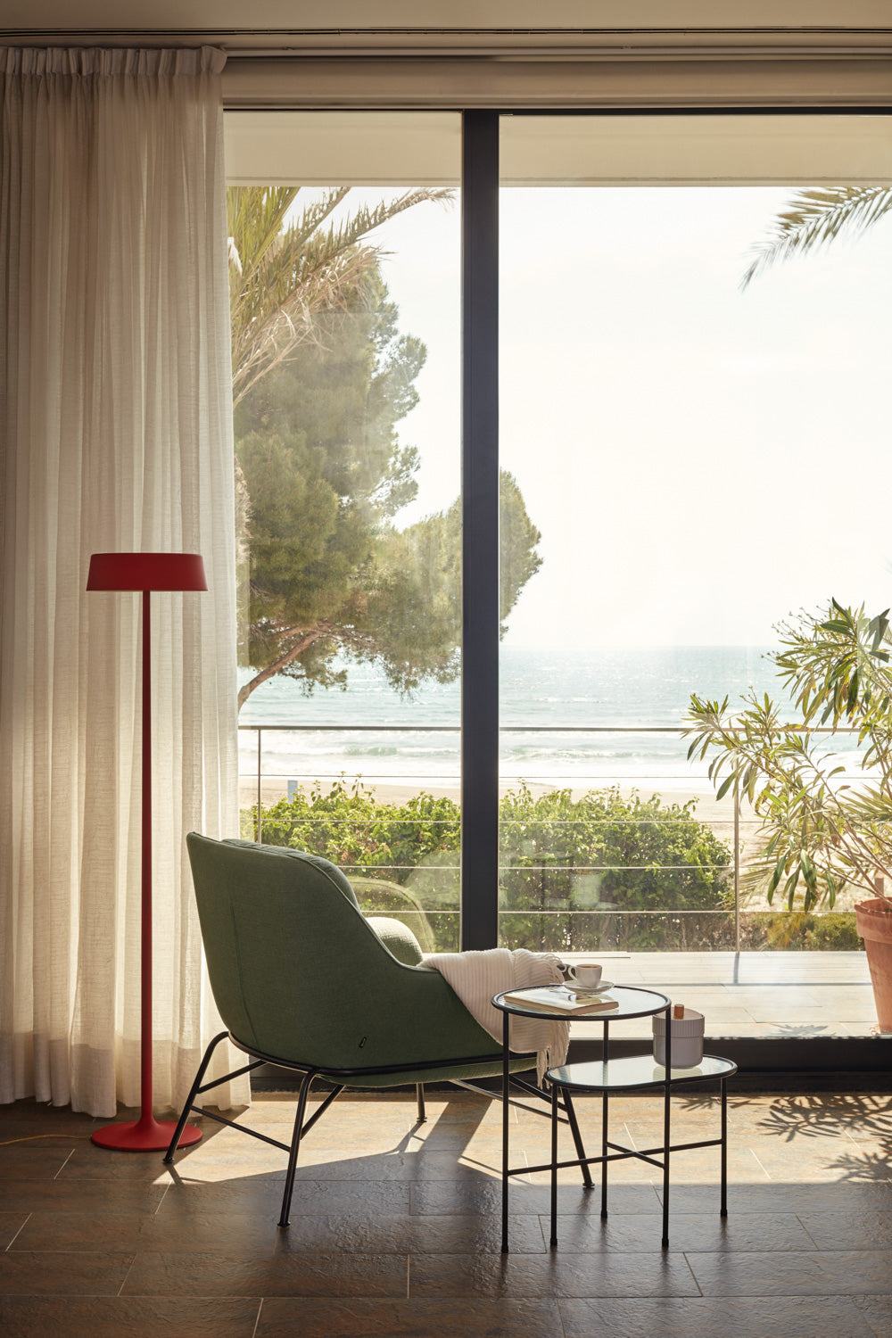 Poltrona moderna con braccioli in tessuto verde Sadira