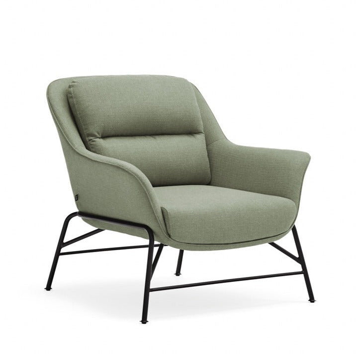 Poltrona moderna con braccioli in tessuto verde Sadira