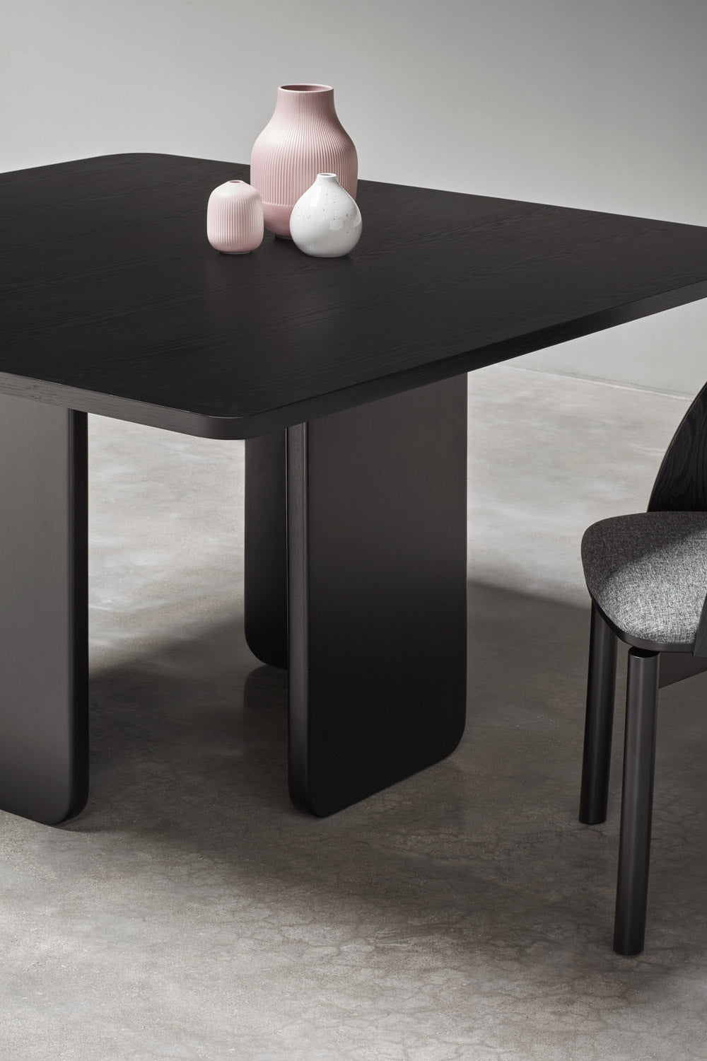 Tavolo 4 posti in legno frassino nero Arq di Teulat 137x137 cm
