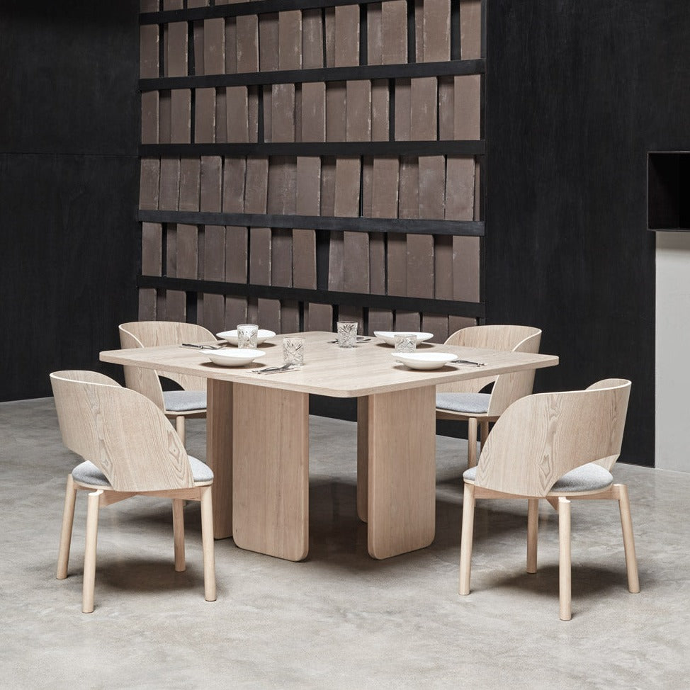 Tavolo 4 posti in legno frassino naturale Arq di Teulat 137x137 cm