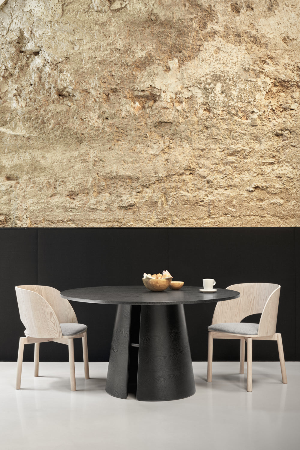 Tavolo tondo 4 posti in legno laccato nero Cep di Teulat Ø137 h75 cm