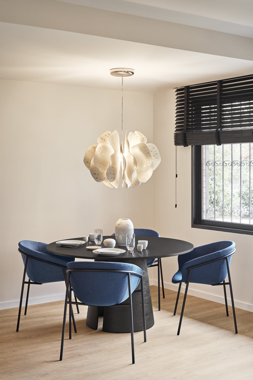 Tavolo tondo 4 posti in legno laccato nero Cep di Teulat Ø137 h75 cm