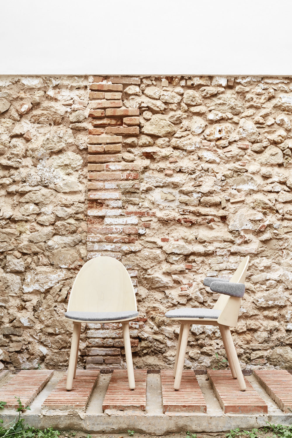 Set 2 sedie legno naturale e tessuto grigio chiaro Uma