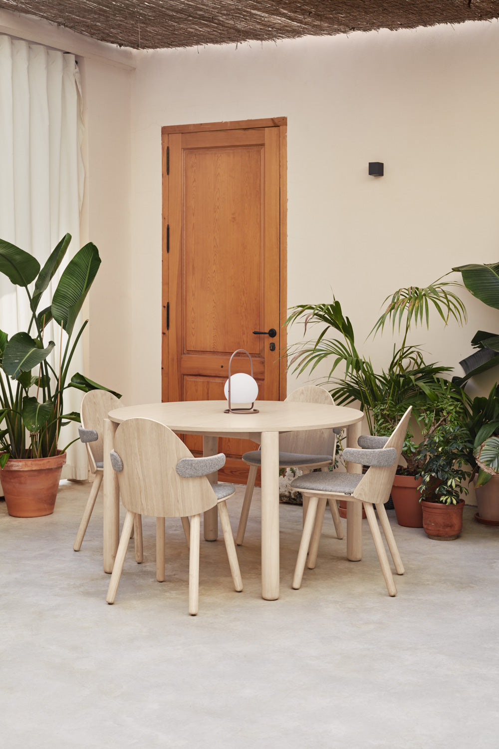 set 2 Sedie Uma in legno naturale con braccioli