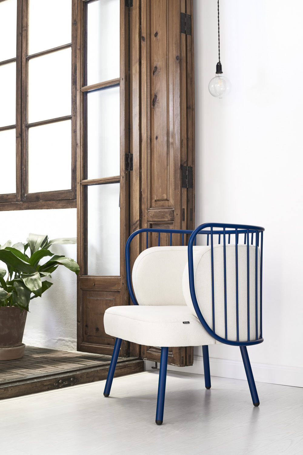 Poltrona tessuto crema struttura in metallo blu 67x83 h44 cm