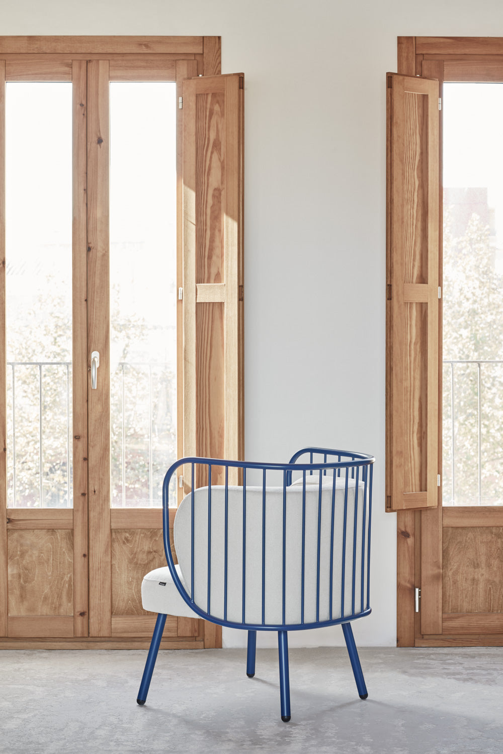 Poltrona tessuto crema struttura in metallo blu 67x83 h44 cm