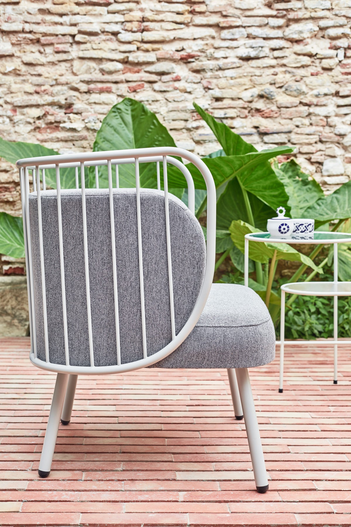Poltrona tessuto grigio struttura in metallo crema Nabi 67x83 h44 cm