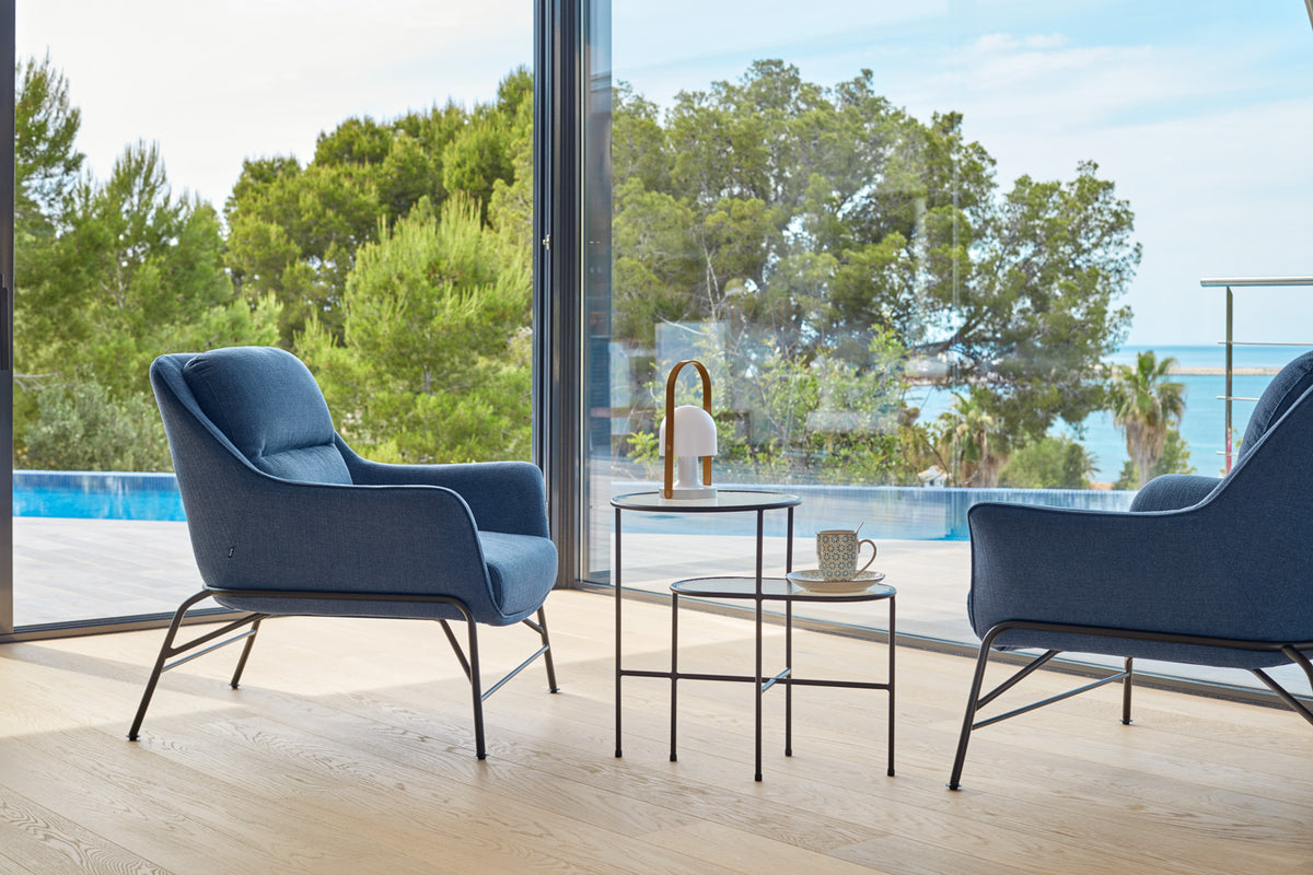 Poltrona moderna con braccioli in tessuto blu Sadira