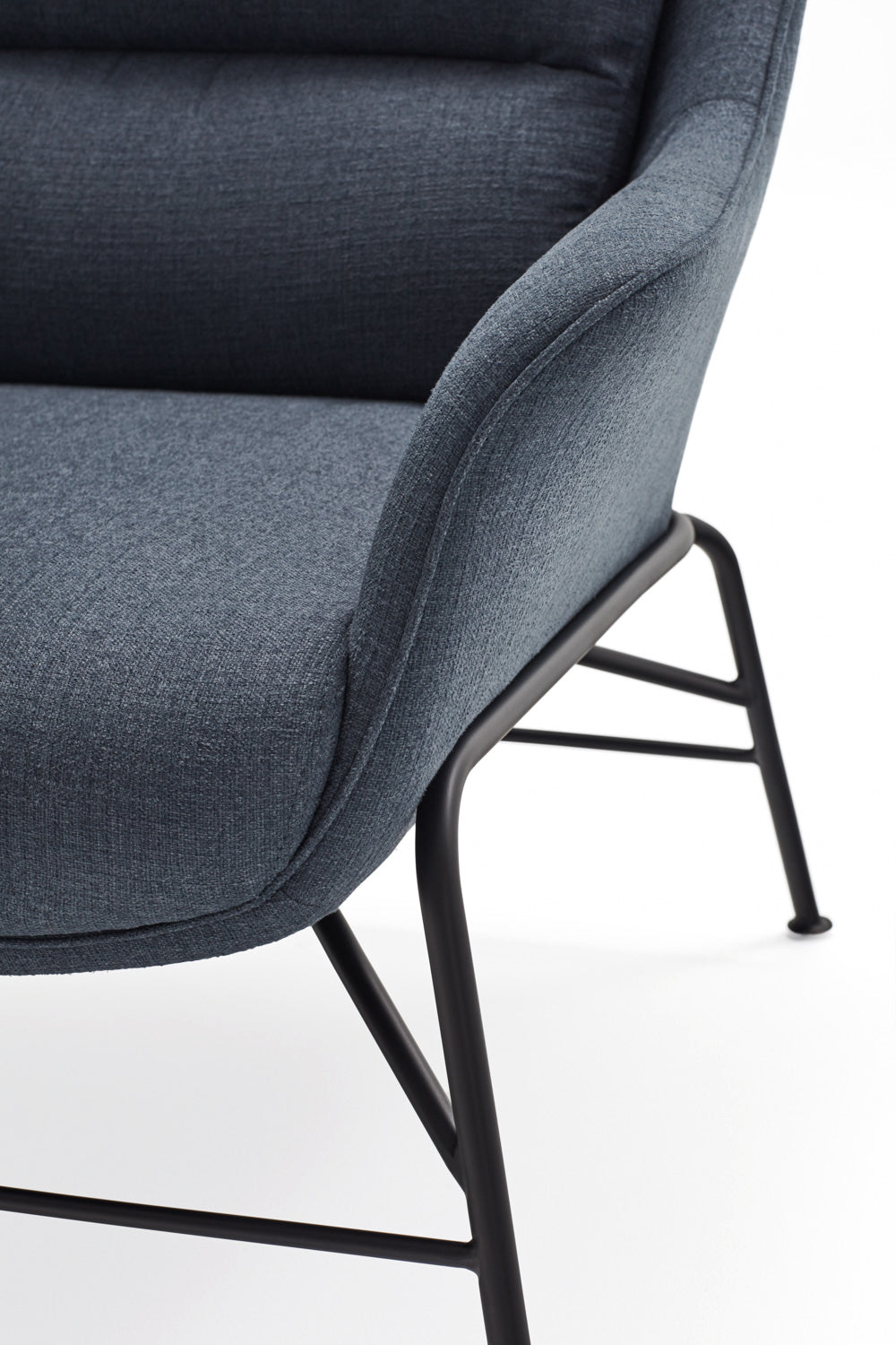 Poltrona moderna con braccioli in tessuto blu Sadira