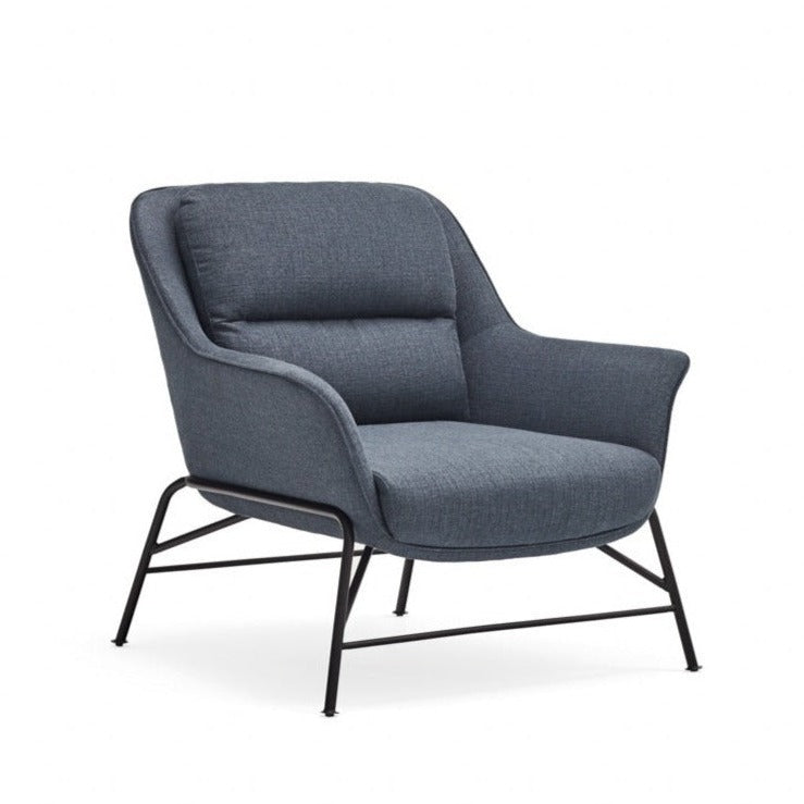 Poltrona moderna con braccioli in tessuto blu Sadira