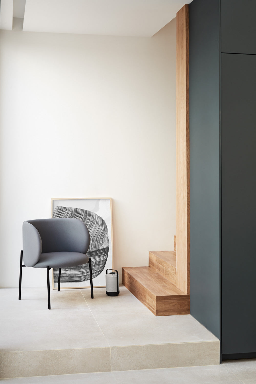 Poltrona in tessuto grigio scuro struttura in metallo Mogi 66x74 h49