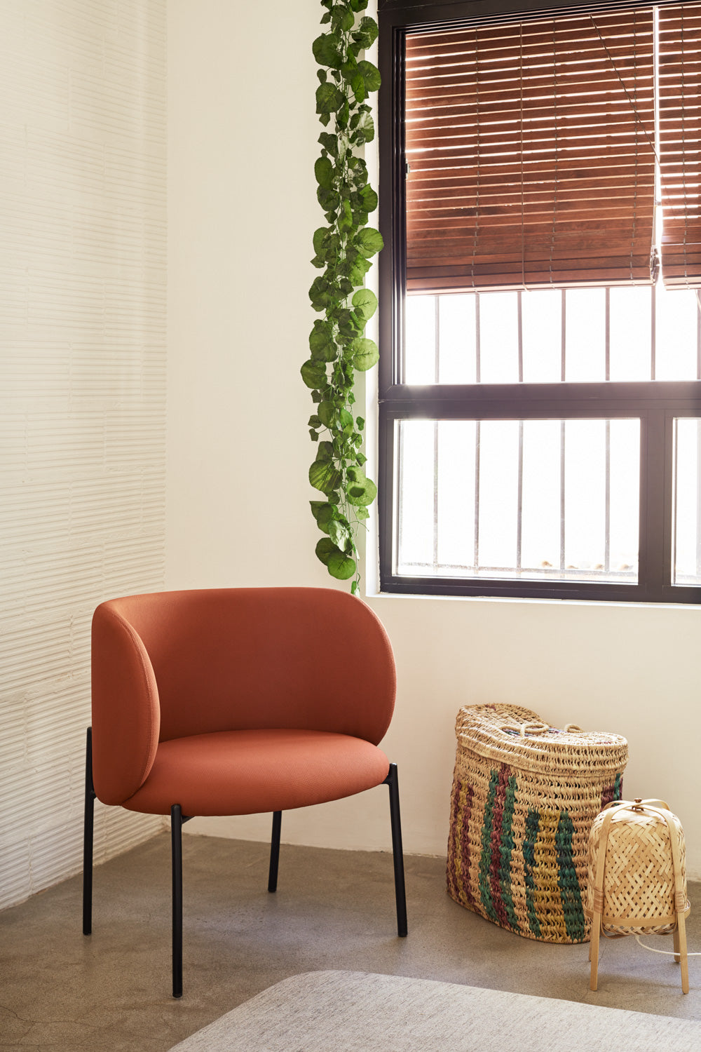 Poltrona in tessuto rosso struttura in metallo Mogi 66x74 h49