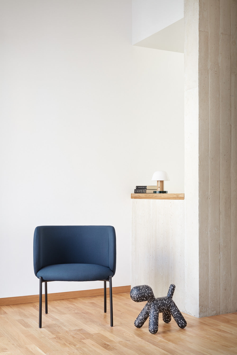 Poltrona in tessuto blu struttura in metallo 66x74 h49