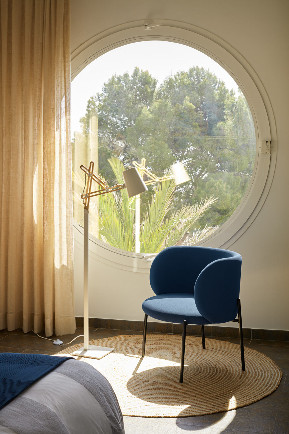 Poltrona in tessuto blu struttura in metallo 66x74 h49