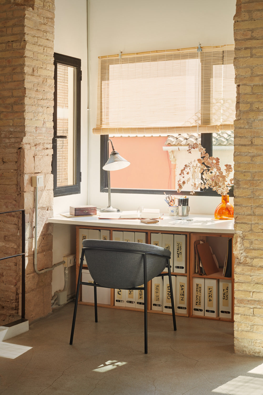 Set 2 sedie in poliestere grigio scuro Hug 66x79 h47 cm