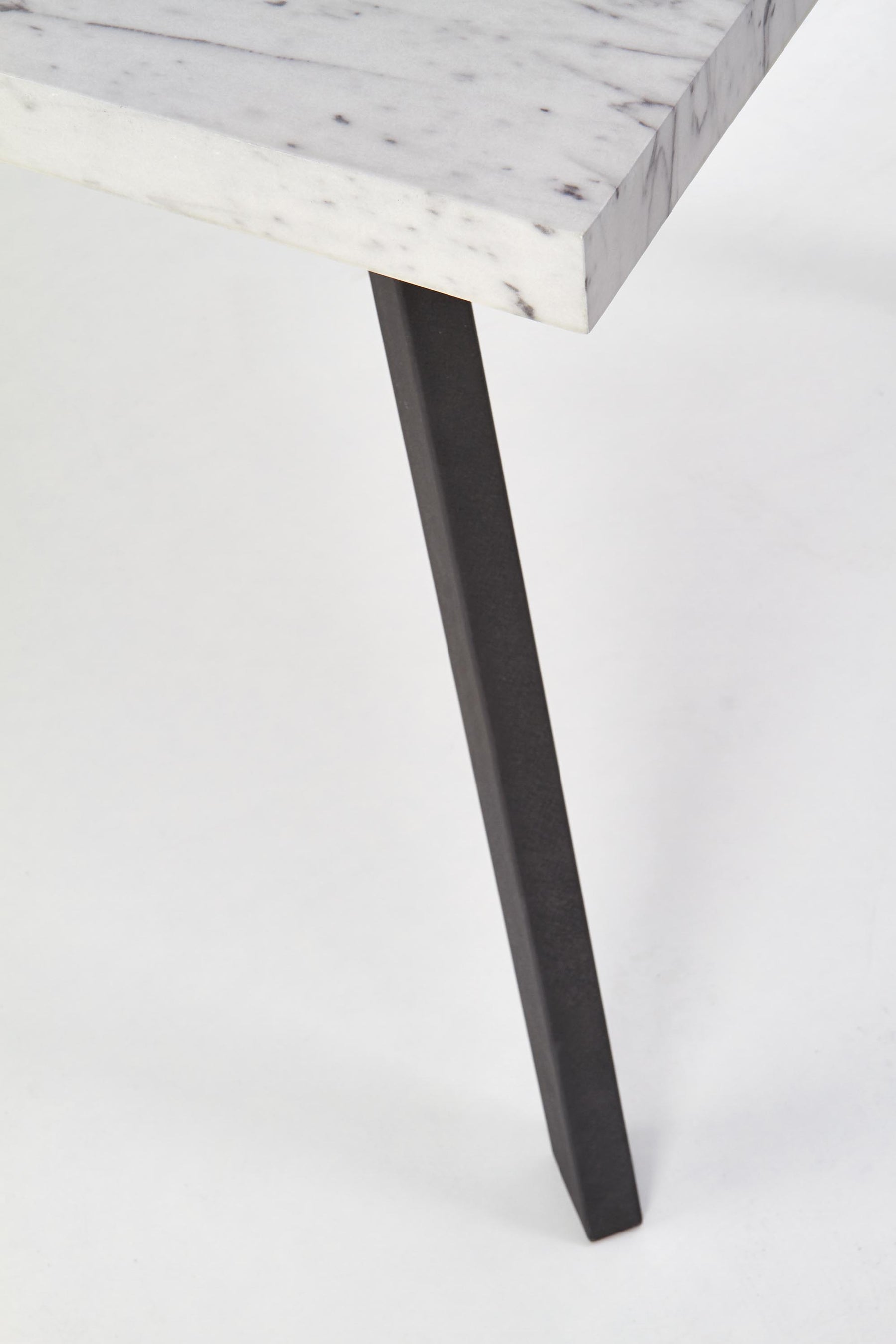 Tavolo allungabile in legno MDF laminato effetto marmo bianco e gambe in acciaio nero Dallas 160x90 cm - allungabile fino a 220 cm