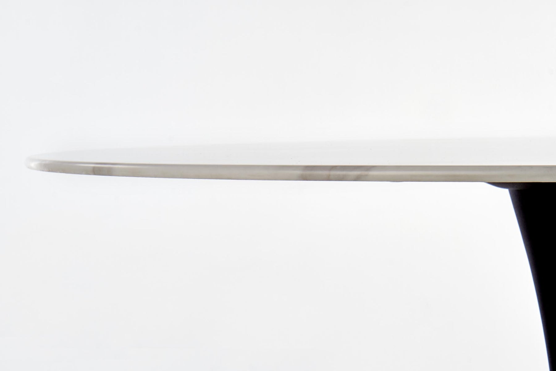 Tavolo tondo vetro effetto marmo bianco con piede in acciaio nero Ambrosio Ø 90 cm