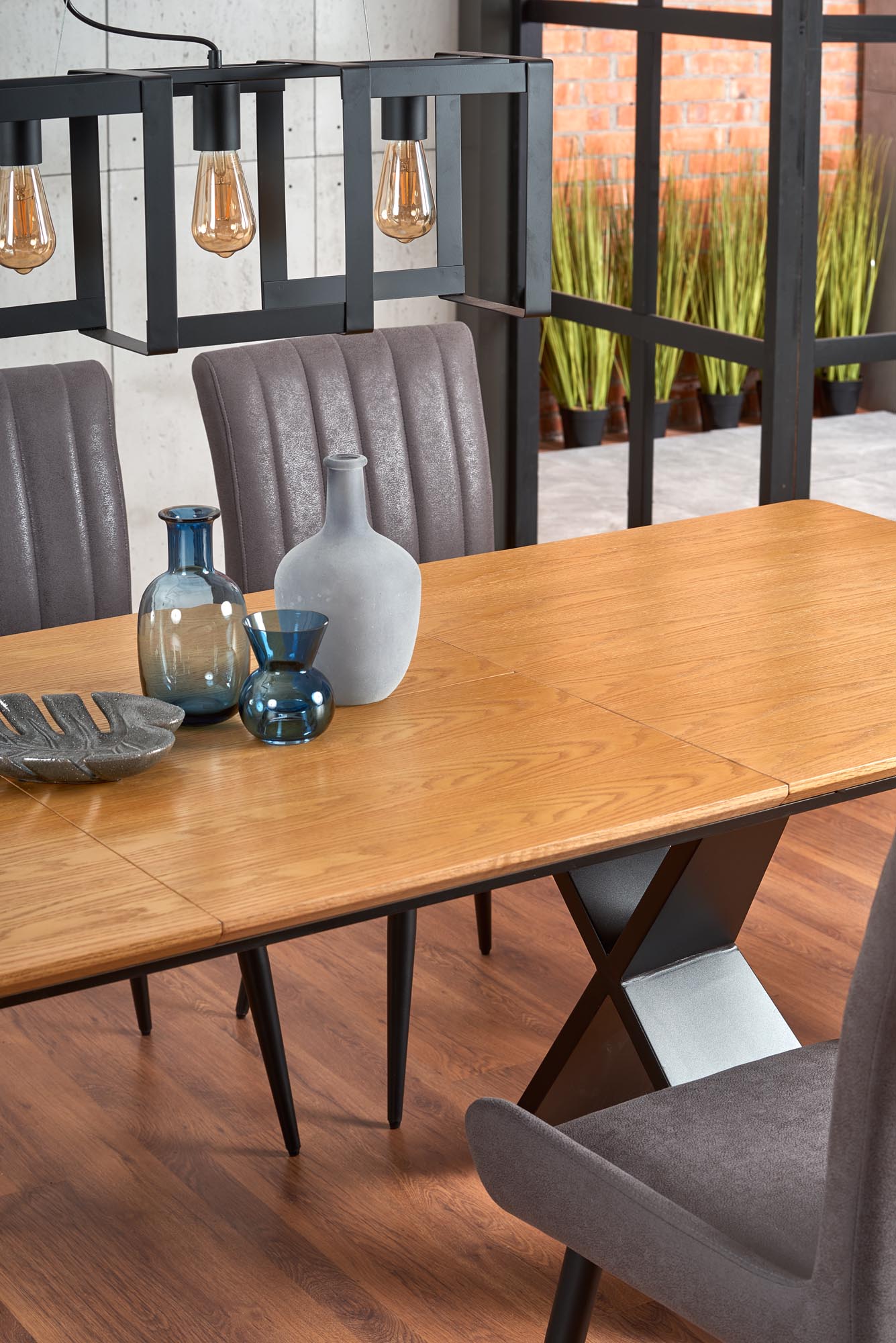 Tavolo allungabile in legno MDF impiallacciato rovere naturale e gambe in acciaio nero Chandler 160x90 cm - allungabile fino a 220 cm