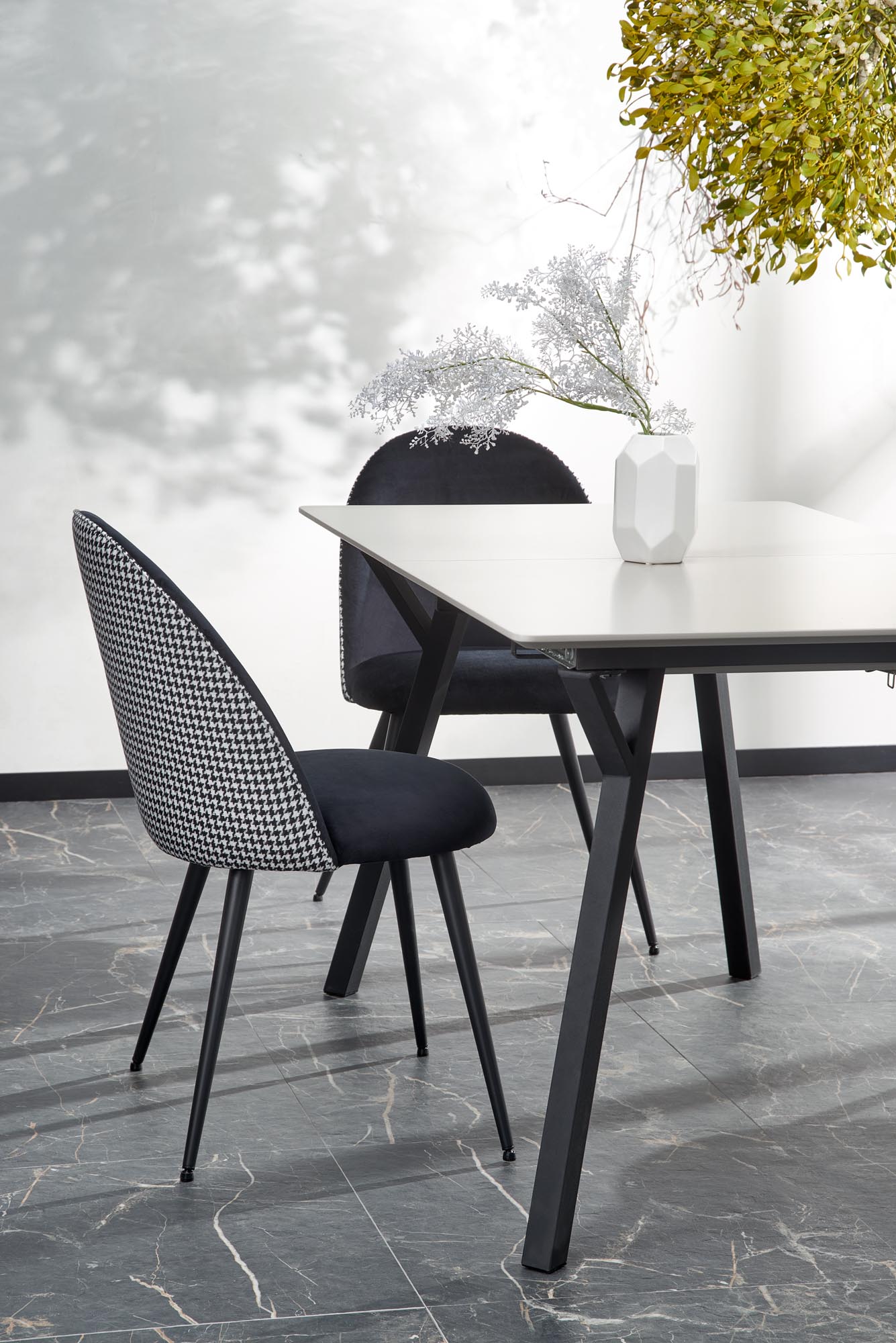 Tavolo allungabile in legno MDF laccato grigio chiaro e gambe in acciaio nero Balrog 140x80 cm - allungabile fino a 180 cm