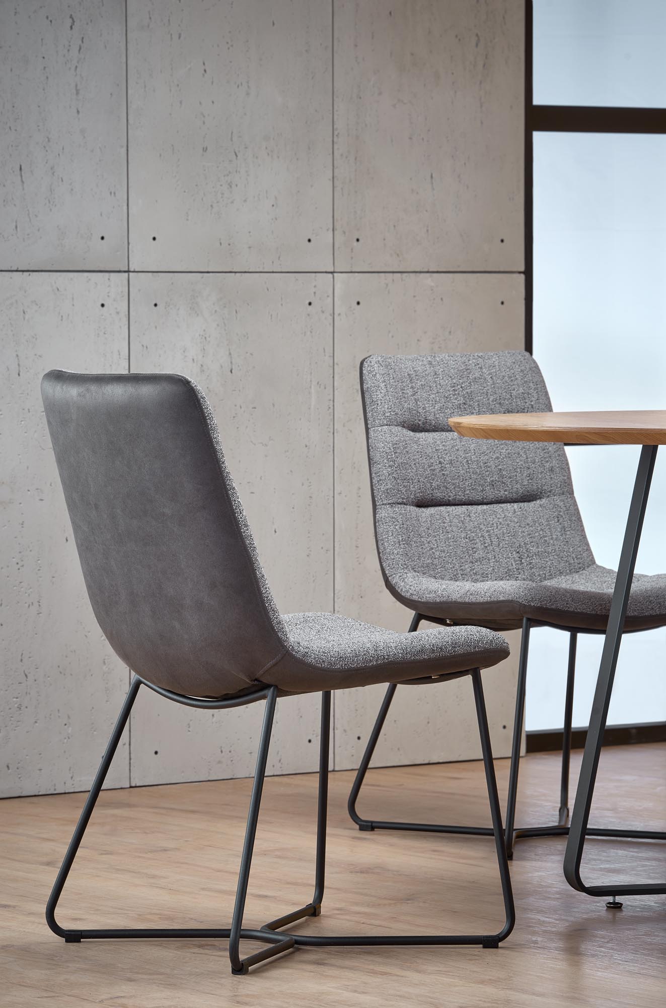 Tavolo tondo in MDF laminato rovere e piede in metallo nero Looper Ø 120 cm