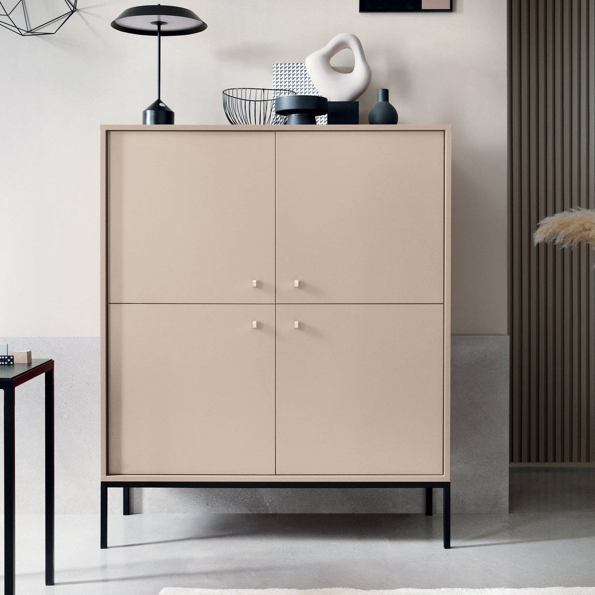 Credenza con piedi in ferro 4 ante in legno laminato Canterno 104x125 cm