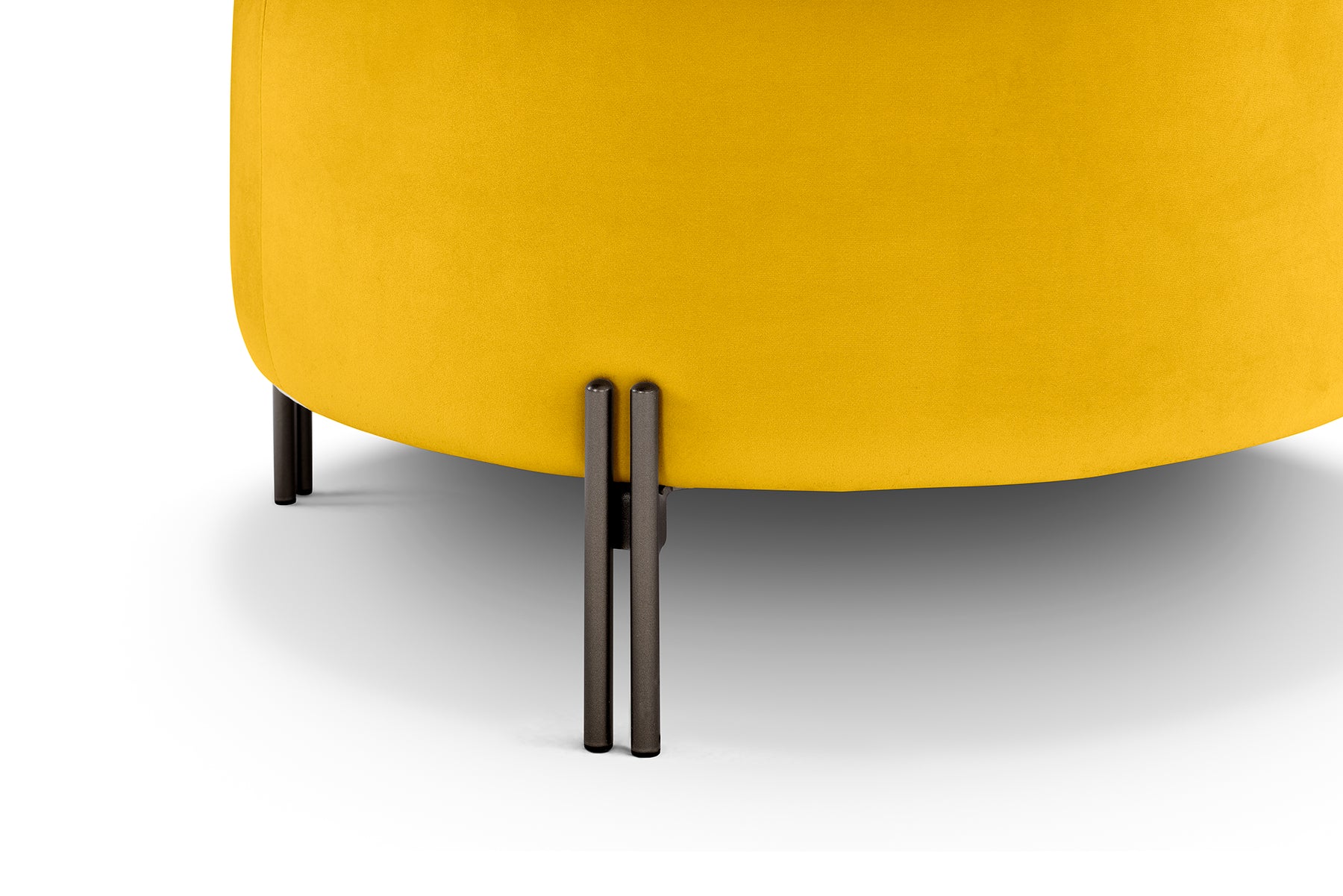 Pouf contenitore Made in Italy tondo in velluto giallo con piedi in metallo - Peglia